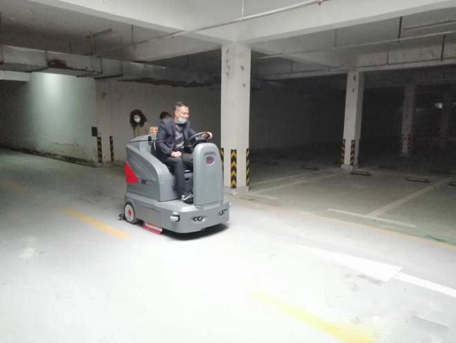 大足小区物业保洁不用人力改用驾驶式洗地机了